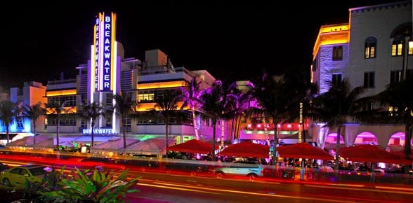 Ocean Drive durante a noite em Miami 