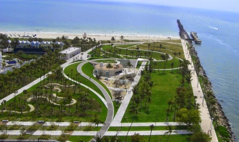 Vista da praia de South Pointe Park em Miami Beach 