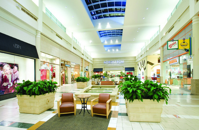 Interior do Shopping Florida Mall em Orlando