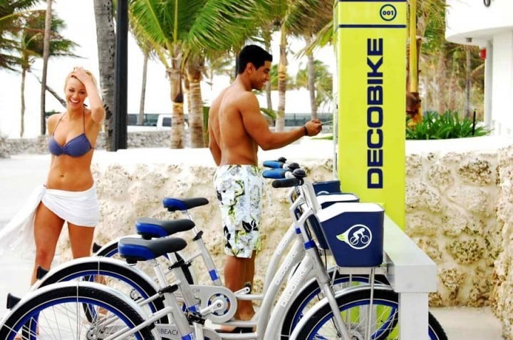 Andando de bicicleta DecoBike em Miami Beach