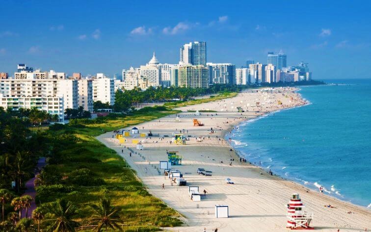 Vista da praia e edifícios em Miami