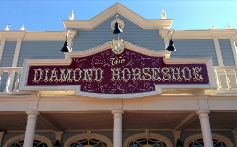 Descubra o restaurante The Diamond Horseshoe na Disney