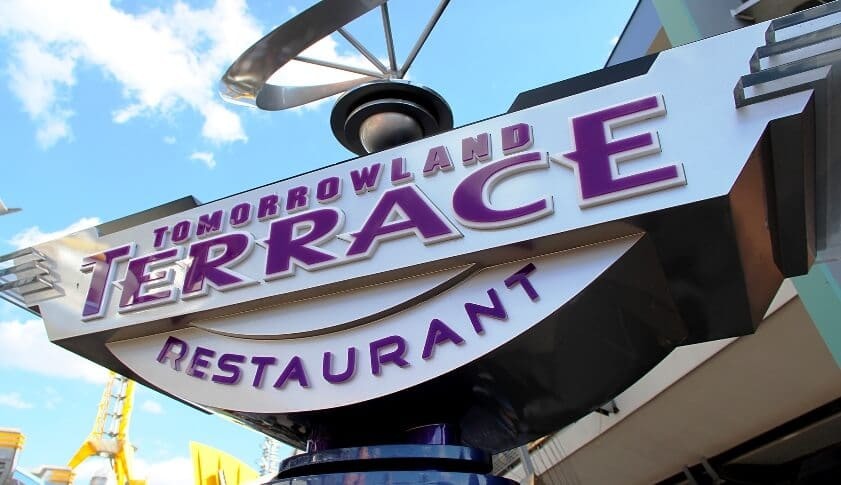 Conheça o restaurante Tomorrowland Terrace no parque Magic Kingdom