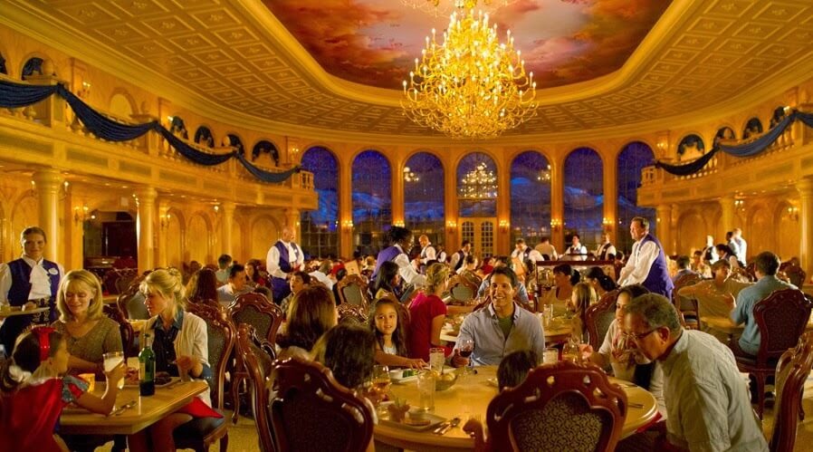 Interior do restaurante Be Our Guest da Bela e a Fera na Disney Orlando