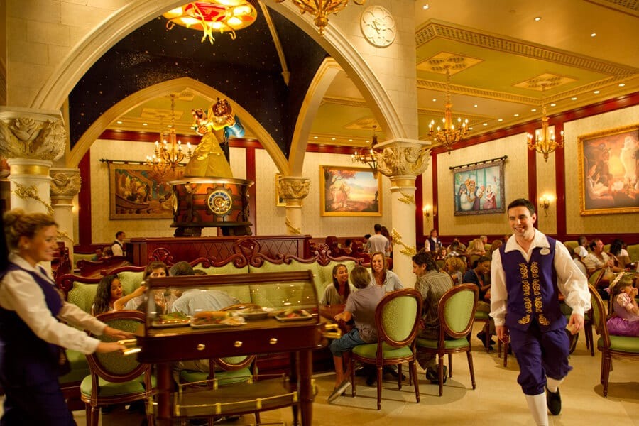 Um dos salões do Sobremesa do Restaurante Be Our Guest da Bela e a Fera na Disney Orlando