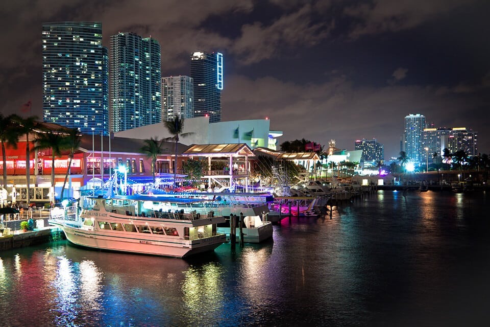 Barcos na noite em Miami