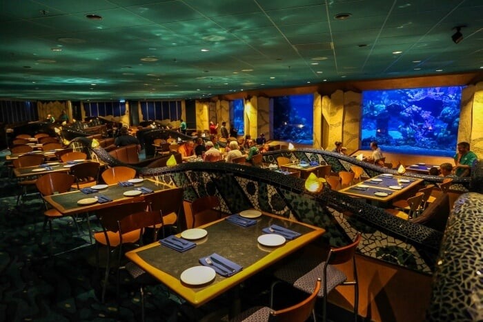 Interior do restaurante Coral Reef no Epcot em Orlando