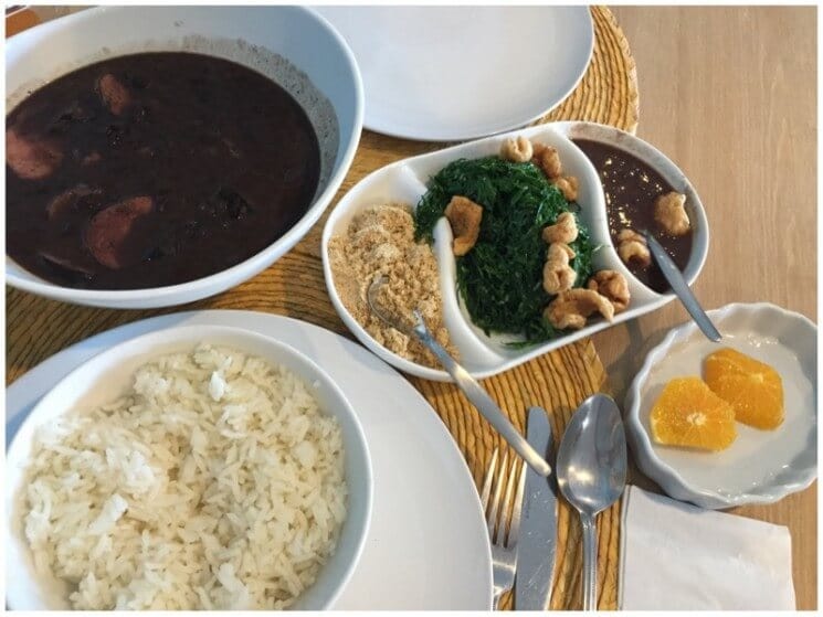 Refeição com arroz e feijão do Restaurante brasileiro Ana’s Kitchen em Orlando