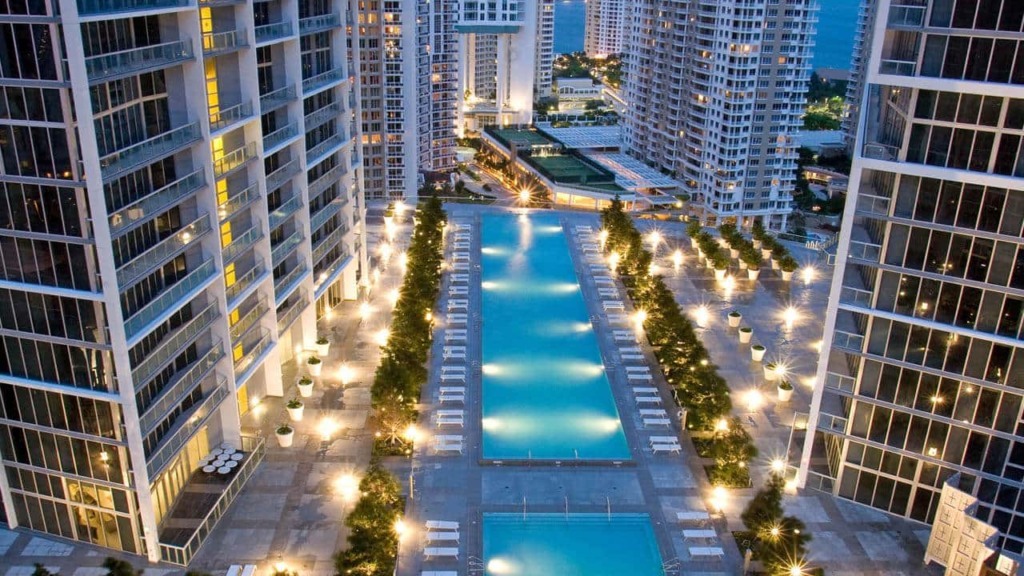 Piscina dos apartamentos em Miami 