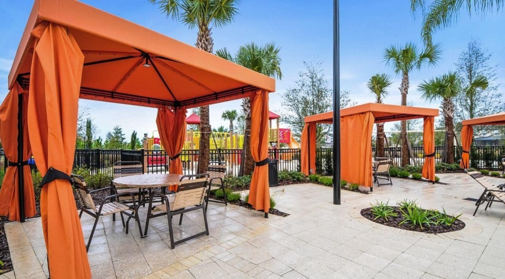Tendas externas na piscina do Solterra Resort em Orlando