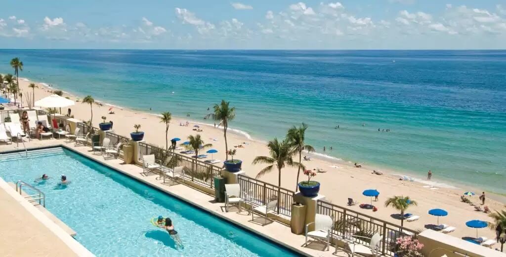 Mar e piscina de hotel em Fort Lauderdale