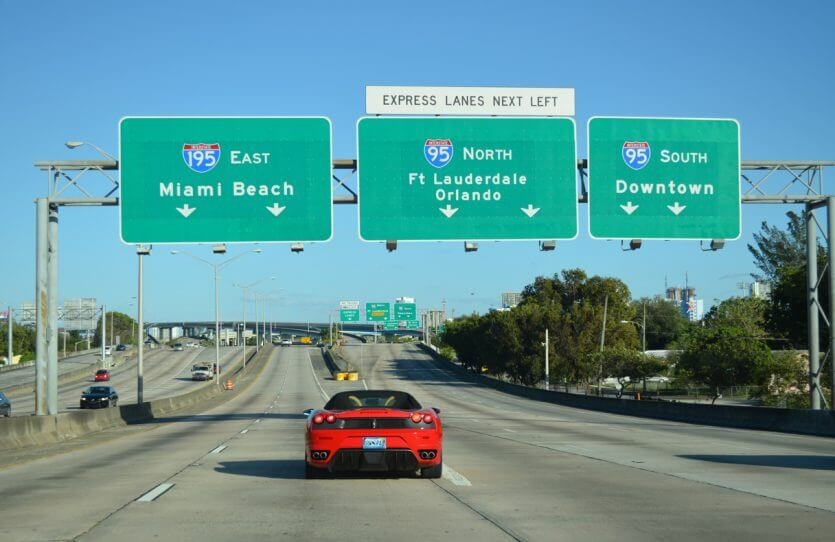 Distância entre Miami e Orlando: estrada com carro