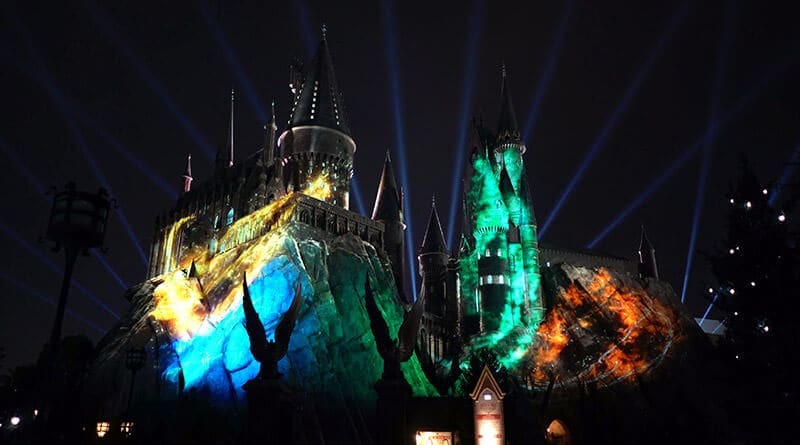 Luzes das quatro casas de Hogwarts no show noturno de Harry Potter