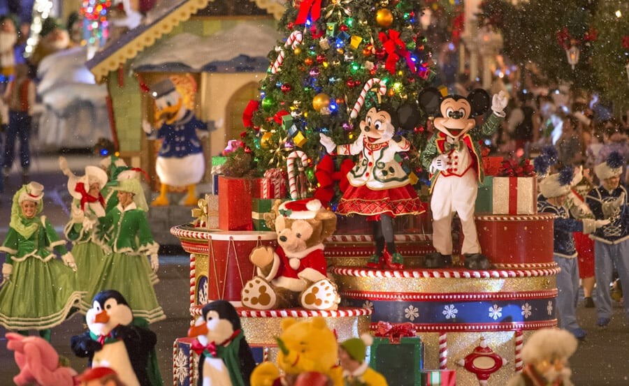 Personagens na Mickey's Once Upon a Christmastime Parade na Disney em Orlando