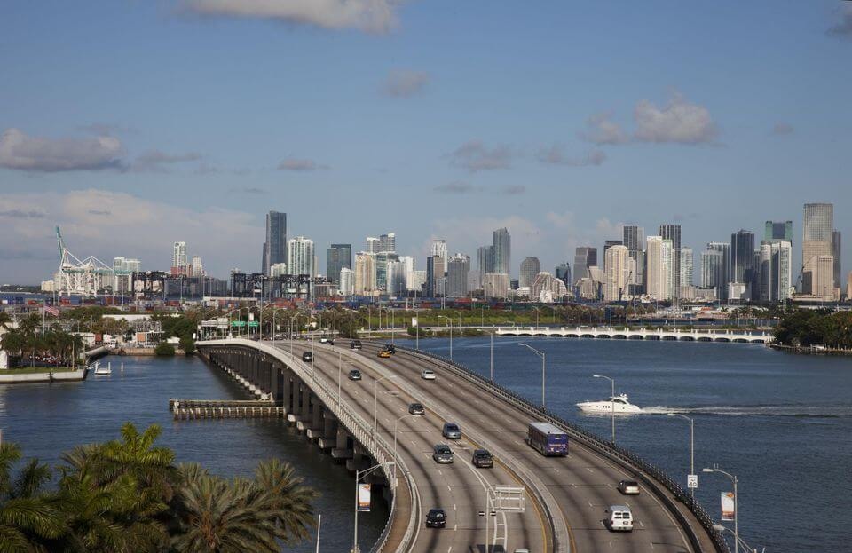 Distância entre Miami e Orlando: estrada com carro