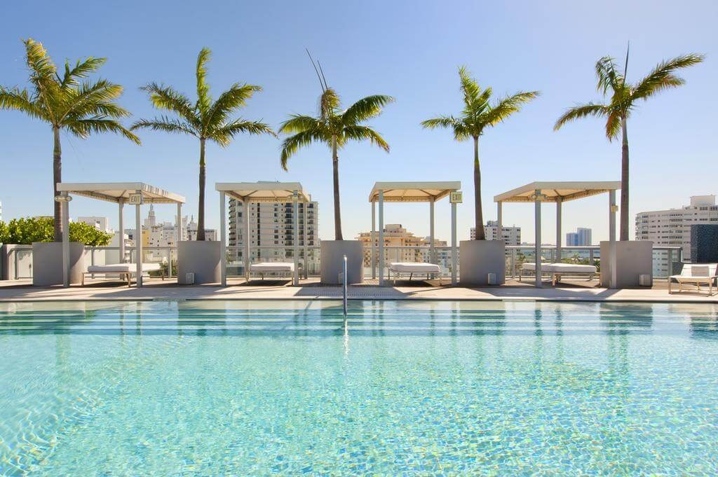 Piscina de hotel em Miami Beach