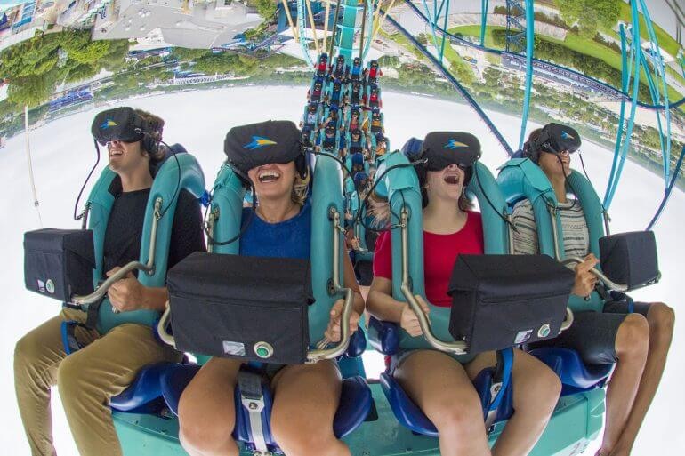Visitantes com óculos da montanha-russa Kraken no SeaWorld Orlando