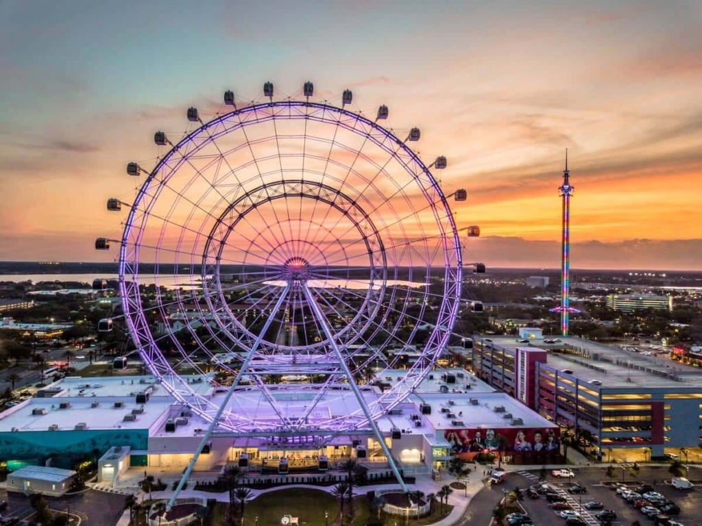 Roda-gigante e StarFlyer no complexo ICON Orlando 360 em Orlando