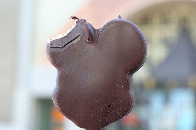 10 melhores doces e lanches da Disney em Orlando: Pirulito de sorvete com chocolate do Mickey