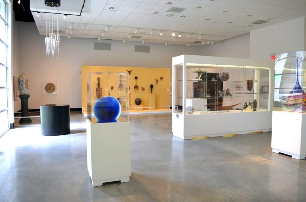 Obras de arte dentro do Lowe Art Museum em Miami