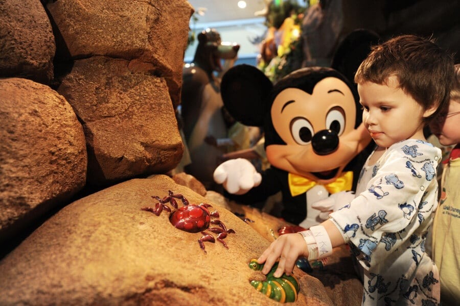 Vale a pena viajar para Orlando com crianças muito pequenas: Criança com Mickey na Disney Orlando
