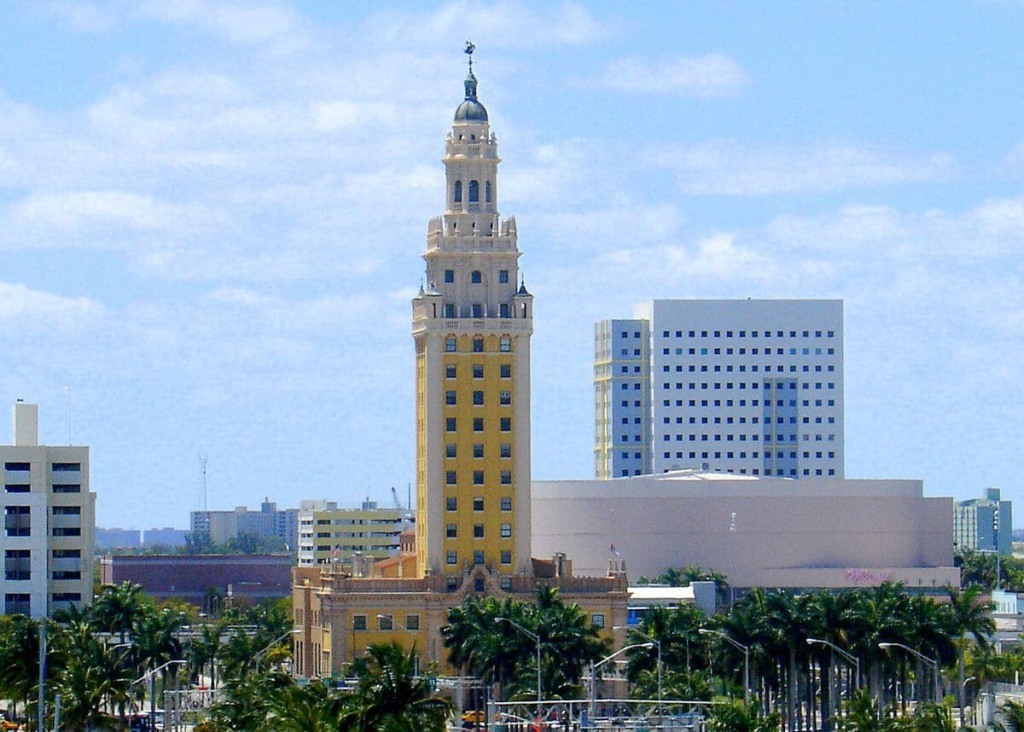 5 lugares históricos e monumentos em Miami: Freedom Tower