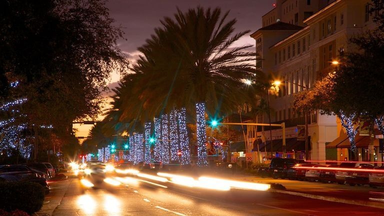 Rua Miracle Mile em Miami - noite