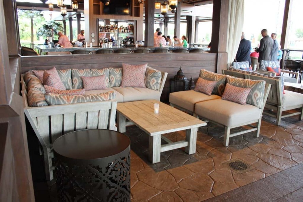 Interior do restaurante Three Bridges Bar & Grill at Villa del Lago em Orlando