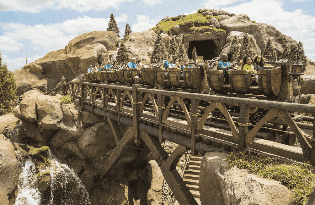 Trilhos da montanha-russa dos sete anões no Magic Kingdom
