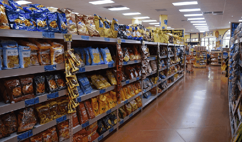 Prateleiras e produtos no supermercado Trader Joe’s em Orlando