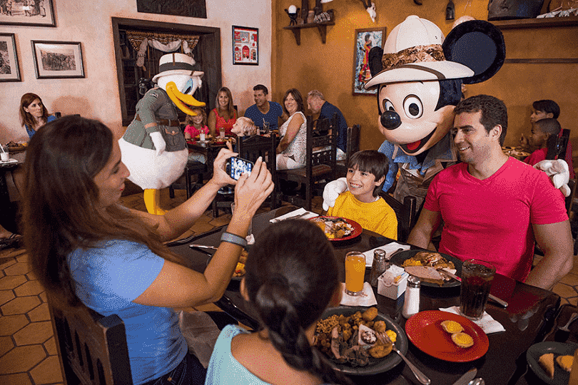 10 jantares com personagens Disney e Universal em Orlando 
