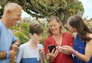 Família usando o celular na Disney Orlando