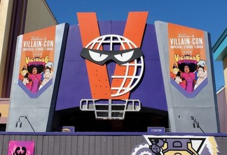 Cartaz na entrada da Illumination’s Villain-Con Minion Blast na Universal em Orlando