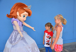 Refeição na Disney com Doutora Brinquedos e Princesa Sofia | Orlando