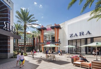 Pessoas e lojas no Florida Mall em Orlando