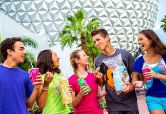 Amigos comendo no Epcot da Disney em Orlando