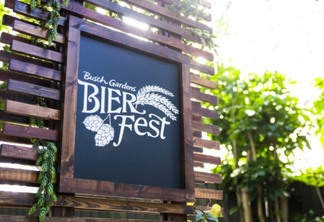Placa do festival de cervejas Bier Fest no Busch Gardens Tampa