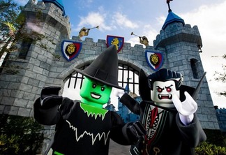 Bruxa e Drácula de Lego no Halloween Brick-or-Treat no Legoland Florida