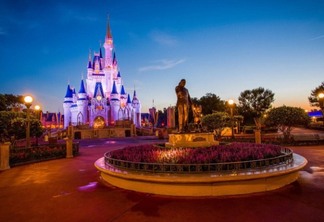Iluminação no Castelo e estátua no Magic Kingdom da Disney Orlando