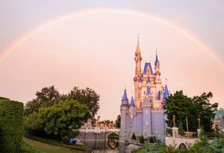 Paisagem do arco-íris e Castelo da Cinderela no Magic Kingdom da Disney em Orlando