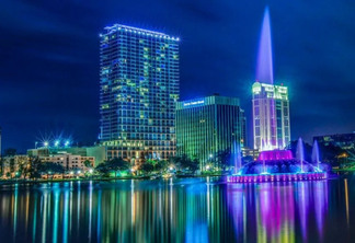 Edifícios e fonte iluminados em Orlando