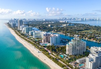 Vista aérea da praia e cidade de Miami