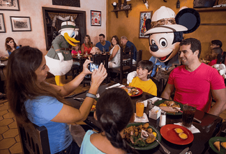 Encontro com os personagens no Restaurante Tusker House na Disney em Orlando