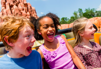 Crianças na Big Thunder Mountain Railroad no Magic Kingdom da Disney em Orlando