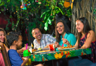 Família no Rainforest Cafe no Disney Springs em Orlando