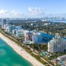 Vista aérea da praia e cidade de Miami