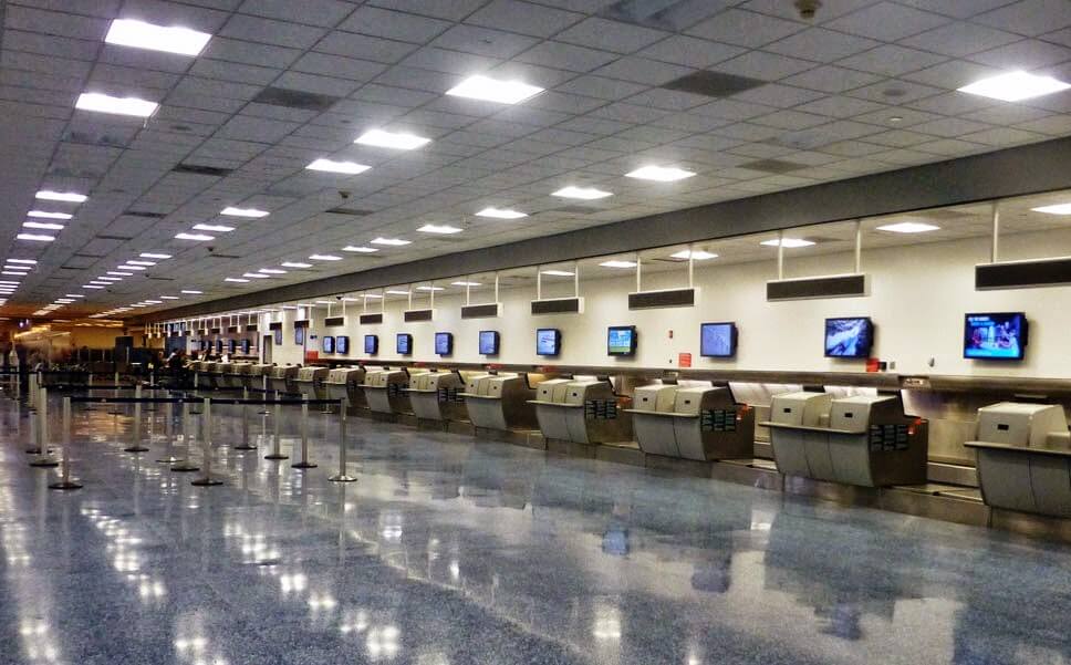Mostrador de recepción en el aeropuerto internacional de Miami