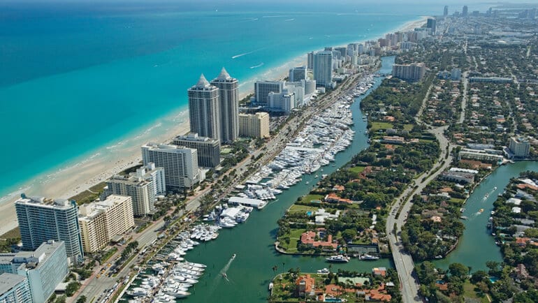 Playa y la cuidad de Miami en Junio