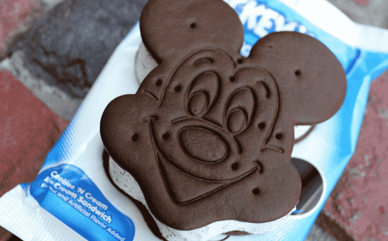 Helado con galleta de Mickey en Disney