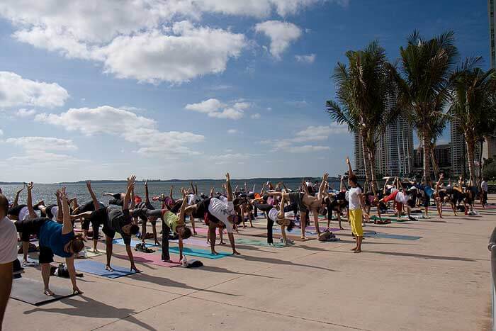 Clases de yoga en el Bayfront Park de Miami